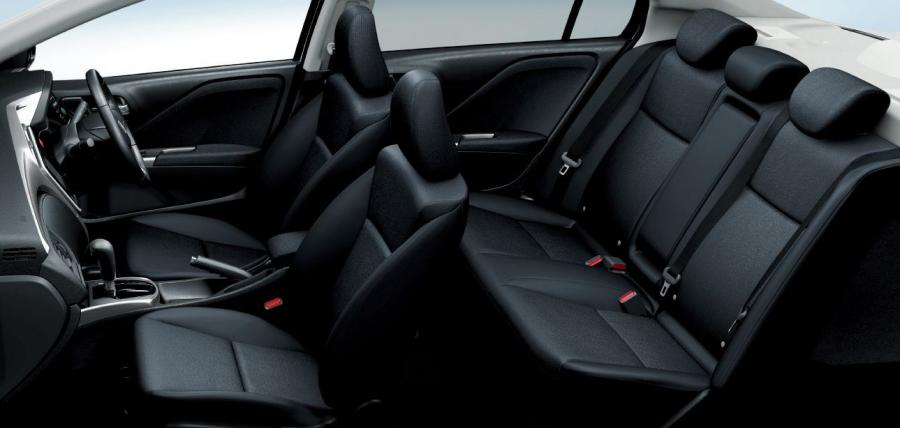 Интерьер Honda Grace 2015 года  (фото 6 из 10)